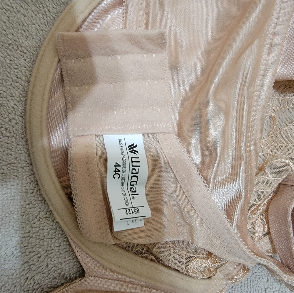 Underwire Wacoal Bra, Size 44C  Style 85122